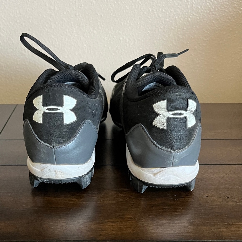 Under Armour Youth Cleats – 5.5 Youth - Picture 3 of 8